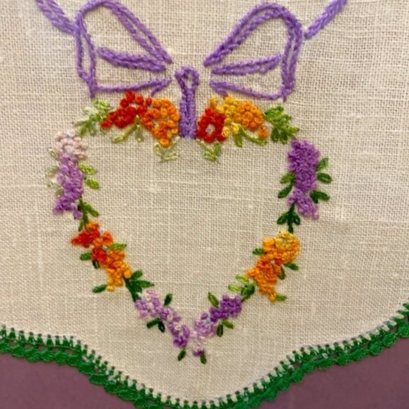 Vintage Framed Embroidered Floral Heart Handkerchief - Picture 4 of 5